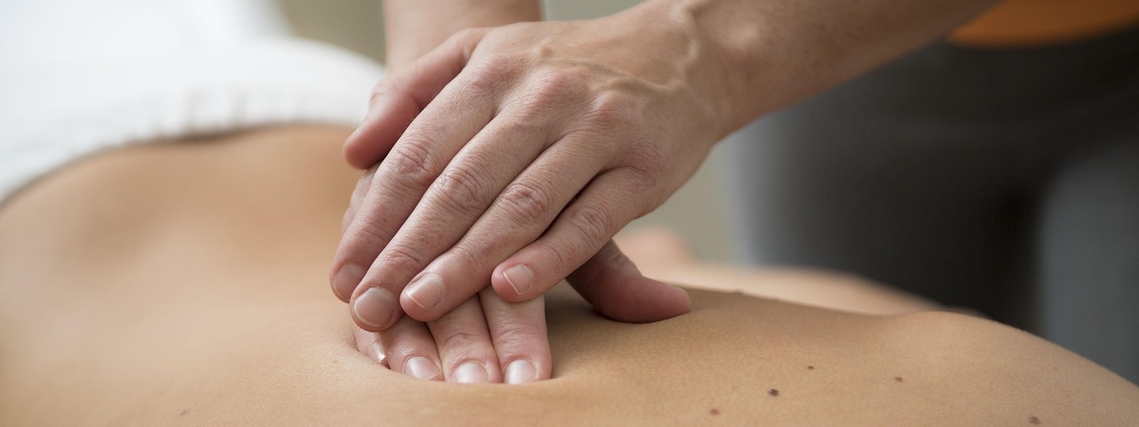 2 hands massaging back